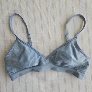 Barely There Bra Womens Sz Small Wirefree Unpadded Seamless Comfort Powder Blue